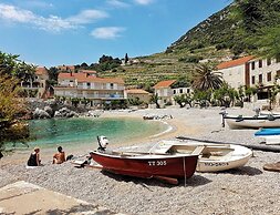 Beachvilla in Orebic With Jacuzzi