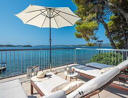 Beachvilla in Orebic With Jacuzzi