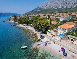 Beachvilla in Orebic With Jacuzzi