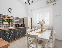 Beachvilla in Orebic With Jacuzzi