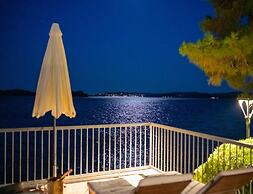 Beachvilla in Orebic With Jacuzzi