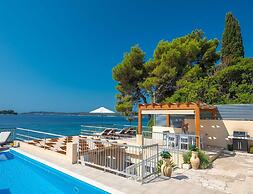 Beachvilla in Orebic With Jacuzzi