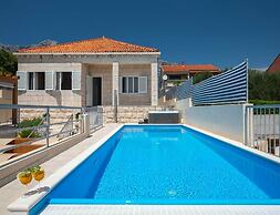 Beachvilla in Orebic With Jacuzzi