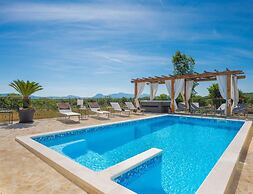 Stylish Villa in Lovrec With Sauna