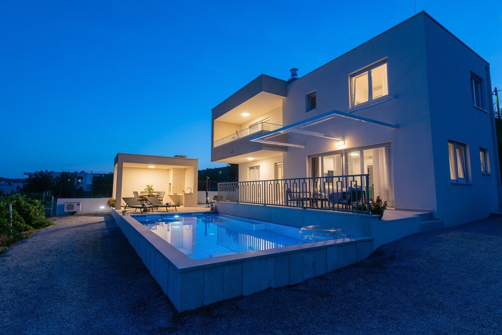 Charming Seaside Villa Getaway
