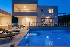 Charming Seaside Villa Getaway