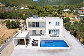 Charming Seaside Villa Getaway