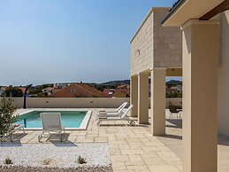 Villa Royal Stone With Pool in Jezera