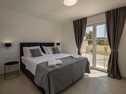 Villa Royal Stone With Pool in Jezera
