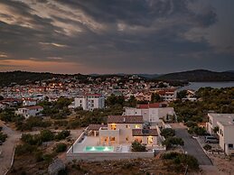 Villa Royal Stone With Pool in Jezera