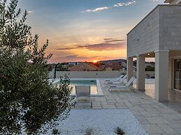 Villa Royal Stone With Pool in Jezera