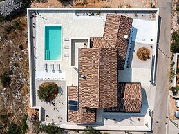 Villa Royal Stone With Pool in Jezera