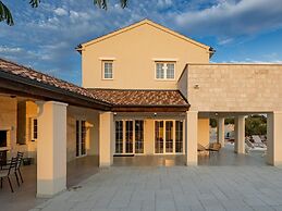 Villa Royal Stone With Pool in Jezera