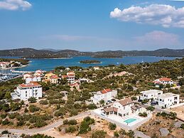 Villa Royal Stone With Pool in Jezera