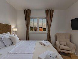 Villa Royal Stone With Pool in Jezera