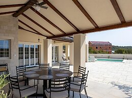Villa Royal Stone With Pool in Jezera