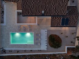 Villa Royal Stone With Pool in Jezera