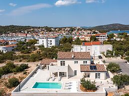 Villa Royal Stone With Pool in Jezera