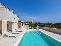 Villa Royal Stone With Pool in Jezera