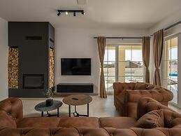 Villa Royal Stone With Pool in Jezera