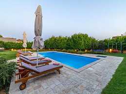 Relaxed Getaway for 10 With a Pool