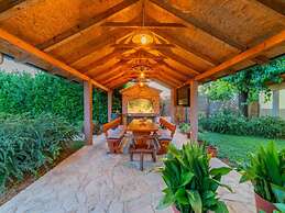 Relaxed Getaway for 10 With a Pool