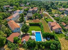 Relaxed Getaway for 10 With a Pool