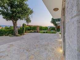 Relaxed Getaway for 10 With a Pool