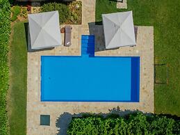 Relaxed Getaway for 10 With a Pool