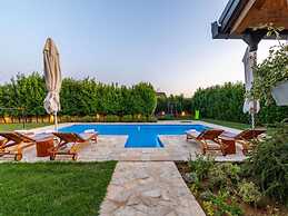 Relaxed Getaway for 10 With a Pool