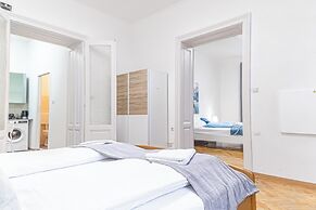 3 Apartments For 16 Near Lugner