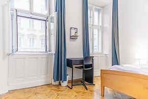 3 Apartments For 16 Near Lugner