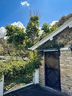 Avenida Snowcap Retreat
