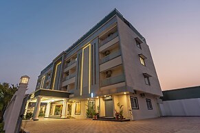 Treebo Premium Pine Tree Courtyard