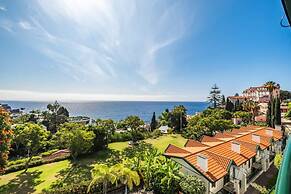 Luxury Oceanfront Apt Reid s Gardens