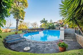 Luxury Oceanfront Apt Reid s Gardens