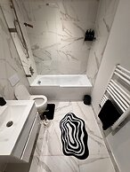 2 Bed Flat - Sleeps 4 - Parking - Wifi