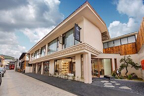 Shangri-La Homestay Designer B&B