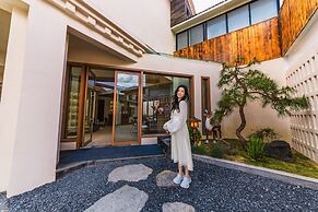Shangri-La Homestay Designer B&B