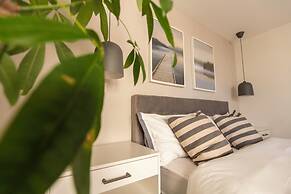 Modern & Spacious 3BD Apt With Terrace