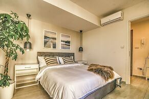 Modern & Spacious 3BD Apt With Terrace