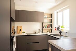 Modern & Spacious 3BD Apt With Terrace