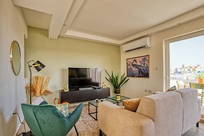 Modern & Spacious 3BD Apt With Terrace