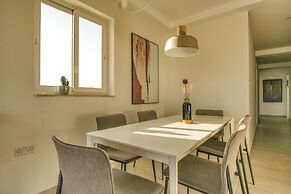Modern & Spacious 3BD Apt With Terrace