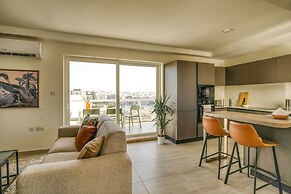 Modern & Spacious 3BD Apt With Terrace