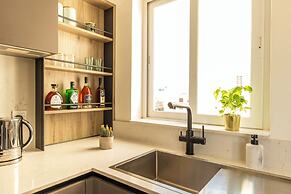 Modern & Spacious 3BD Apt With Terrace