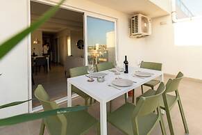 Modern & Spacious 3BD Apt With Terrace