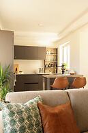 Modern & Spacious 3BD Apt With Terrace
