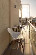 Modern & Spacious 3BD Apt With Terrace