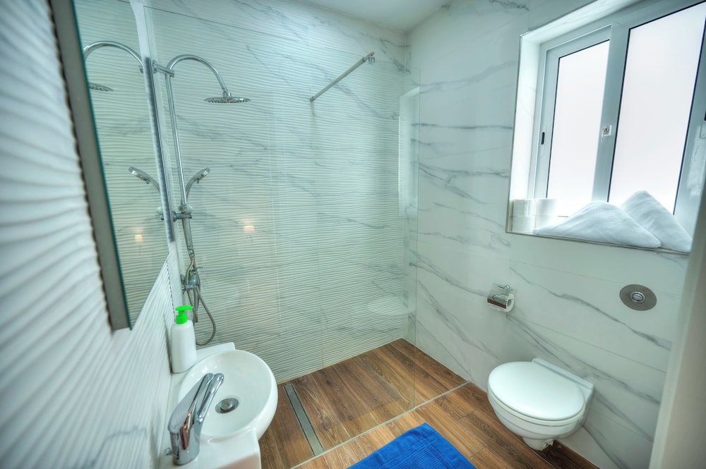 Seafront Sea View Maisonette with Yards